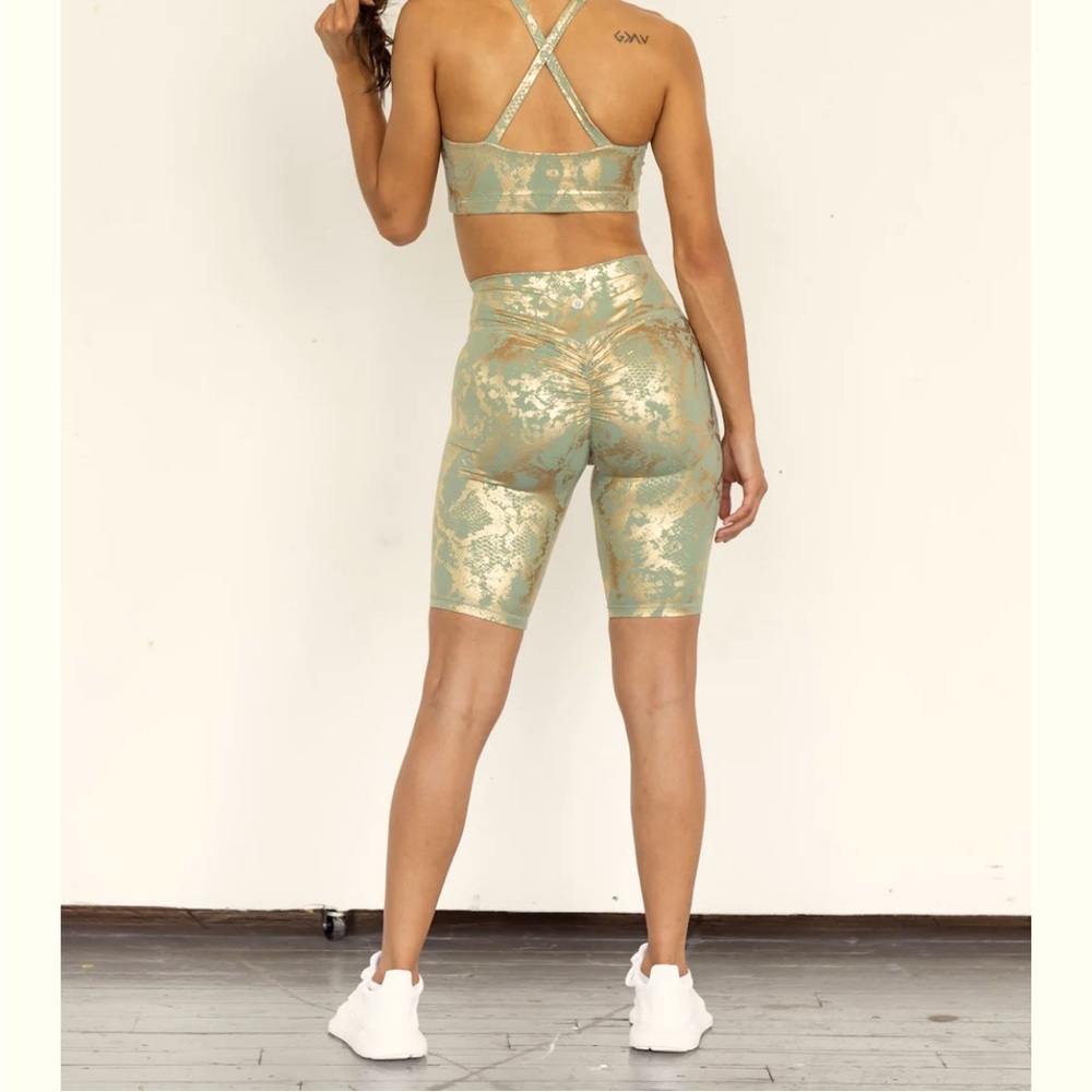 Astoria set size s/m will fit xs/s like new